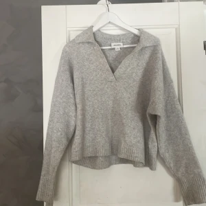 Grå stickad tröja  - Grå stickad tröja från Monki 🌸 I fint skick, stl M