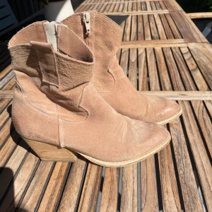 Cowboy boots  - Cowboy klackar köpta på humana, jag säljer för de är lite trånga för mig 