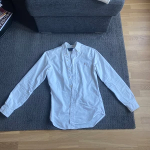 Ralph Lauren Skjorta  - Säljer nu denna extremt snygga Ralph lauren skjorta som är perfekt till sommaren, skicket är 9,5/10 och säljer då den börjar bli lite för liten för mig. Storleken är S 