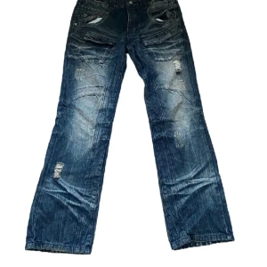 Baggy jeans  - Köpte dessa jeans på plick men den passade inte mig. Innerbenslängd 80cm, midjemått 44 cm
