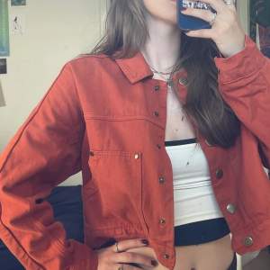 Jeansjacka i cool färg från Urban Outfitters. Passar både storlek XS-M