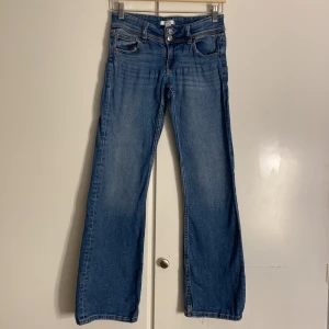 Mörk blåa jeans från Gina  - Jätte snygga jeans från Gina i storlek 152! Dom är använda men i mycket bra skick, dom är normala i storlek än.