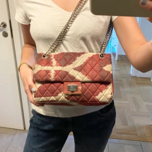 Stockholm  - Så fin och unik väska från rough studios, finns tecken på användning men fortfarande i bra skick! Nypris 4000, slutsåld på hemsidan☺️