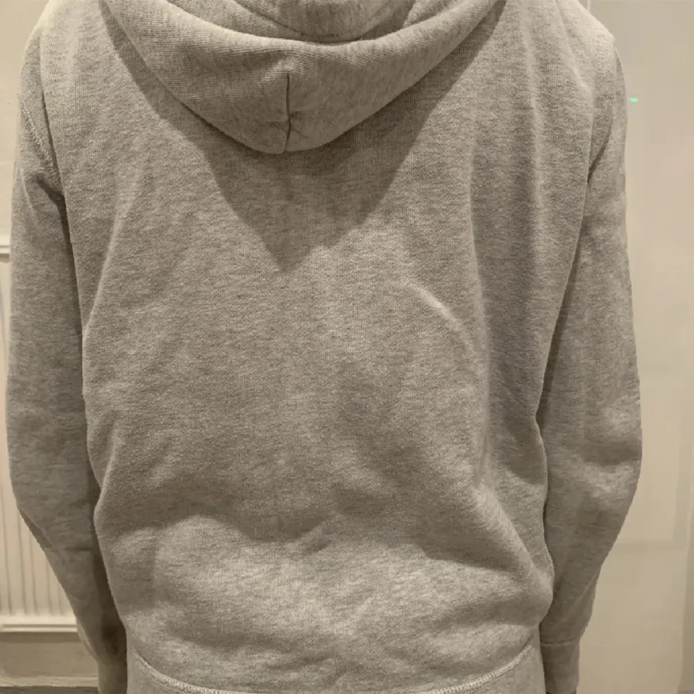 Säljer min gråa ralph lauren hoodie som är sparsamt använd. Nypris ligger på ungefär 1600kr, storlek S. Skriv om ni har frågor!. Hoodies.