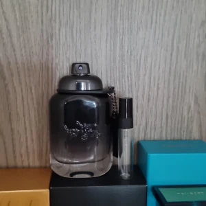 Coach for men EDT sample - En väldigt maskulin doft. Jag säljer i 2, 3 och 5ml. Priserna är 30/40/50kr. Köp görs i meddelanden!