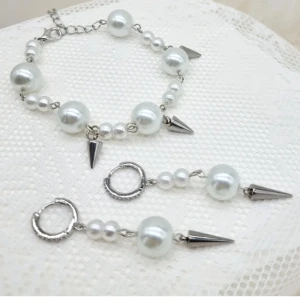 Handgjorda örhängen och armband set  - Handgjorda örhängen och armband set ● Material-Zirkon, silverpläterad rostfritt stål och glaspärlor ●Örhängeskrokar  längd -7cm.Armband längd-18cm+5cm. Följ:@ekjewelryofficial 