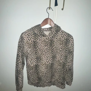 Hoodie med leopard mönster 🐆🥂🧡 - Tröja i gått skick! Den är ifrån Name it / Åhléns och har själv växt ur den !!