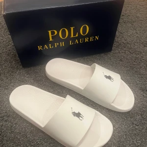 Ralph Lauren tofflor - Använda lite i början på sommaren men Max 5-7 gånger. Tecken på användning finns men fortfarande i fint skick. Släpper för 350 om köpet blir skit smidig 