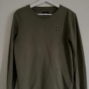 Lyle & scott tröja stl XS - Lyle & scott tröja. Nypris 500 9/10 i skick. Inga defekter, använts några få gånger. Hör av dig vid funderingar!