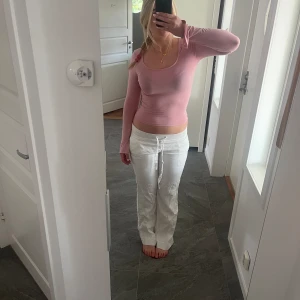 ALOBHA LABEL LINNEBYXOR  - Säljer mina linnebyxor som blivit för små för mig! Som preferens är jag 170.  Pga att det fått två små hål vid resoren på baksidan sänker jag priset. Annars bra skick!! 💗nypris 899kr!