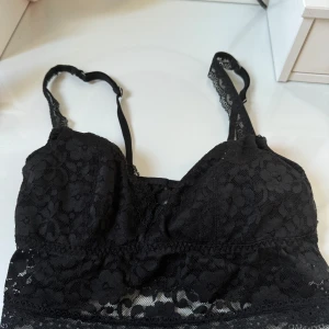Svart Spets Bh  - Svart Spets Bh från Gilly Hicks Storlek S  Nypris ca 150kr, säljer för 30kr exklusiva frakt