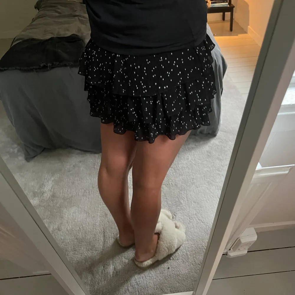 Säljer denna otroligt fina zara kjolen med inbyggda shorts. Den är prickig i svart och vit, med tre volanger, så fin! Säker dessvärre så den är lite liten för mig🥰 Kontakta vid frågor!. Kjolar.