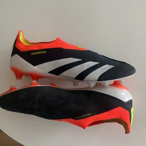 Adidas predator Elite Laceless AG Solar Energy  - Säljer nya inköpta predators då dem inte passade min fot. Dem är använda två gånger på träning. Skick som nya- 10/10  Storlek 43 o 1/3