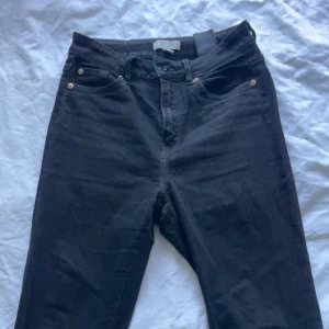 Svarta hm jeans  - Jeans från hm använt ett par gånger . Slit med utsvägning. 