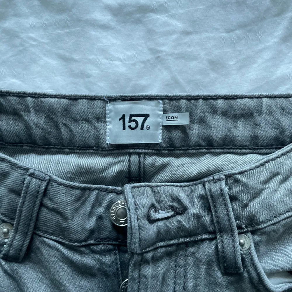 Ett par icon jeans från lager 157. Använt ett fåtal gånger, sitter inte som jag vill. Nypris 400kr . Jeans & Byxor.