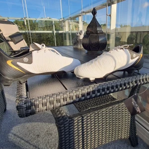 Fotbollskor Nyskick - Storlek 45 (kan lätt passa för 44or)  Tight fit och hög kvalitet på materialet. Använts 3-4 gånger, helt nya inköpt 31 maj. Fler bilder eller andra frågor är varmt välkommna i DMs. Kan mötas upp i Stockholm eller skickas.