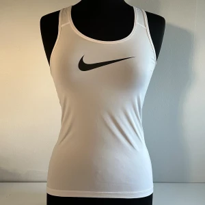 LINNE - Snyggt Nike-linne i storlek S🤍Använd en gång, i perfekt skick! Köpare står för frakt🤗