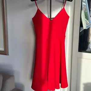 Super söt röd volang-klänning från missguided petite, aldrig använd.  ** Kolla gärna in mina andra annonser, paketpris ordnas vid köp av fler produkter! ** 