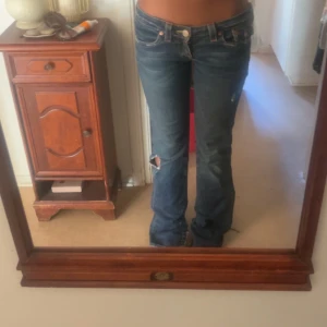 True Religion Jeans - Jag säljer byxorna billigt   så passa på! Högst bud gäller. De är trasiga nere vid foten men i mitt fall så blev det bara mer bootcut för originellt skulle jag säga att de var straight, men man kan alltid sy om man hellre vill ha de straight✩