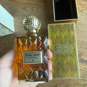Parfym Ibraheem Al.Qurashi - En 75ml edp parfym från den kända märket Ibraheem Al. Qurashi  Toppnoter: timjan, gröna blad, saffran, frukt  Hjärtnoter: jasmin, ros, iris  Basnoter: vetiver, mysk, bärnsten, vanilj, läder