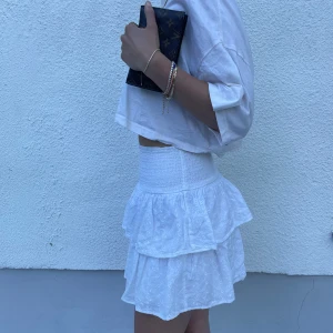 KAPPAHL volangkjol - Vit volangkjol med broderier från Kappahl kids🤍 Storlek 156/164 cm, sitter bra på mig som har S.  (Finns fler produktbilder vid intresse)