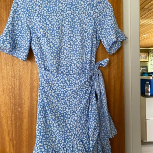 Klänning - Somrig och blommig klänning med volang. Perfekt för skolavslutning eller midsommar eller till och med som vardagsklänning. Använd en gång 