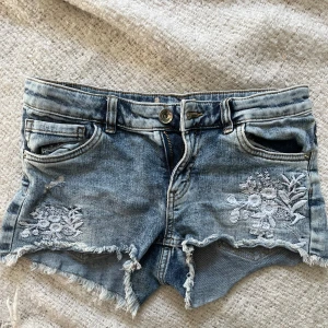 Lågmidjade jeansshorts  - Lågmidjade jeansshorts i storlek xxs (lappen är bortklippt)! Super fina med fina detaljer fram + stretchiga i midjan 🤍 Säljer då de tyvärr är  för tighta/ små på mig!  ❗️ måttet rakt över är 35 cm (de måttet är mätt när jag ej har shortsen på mig ❗️