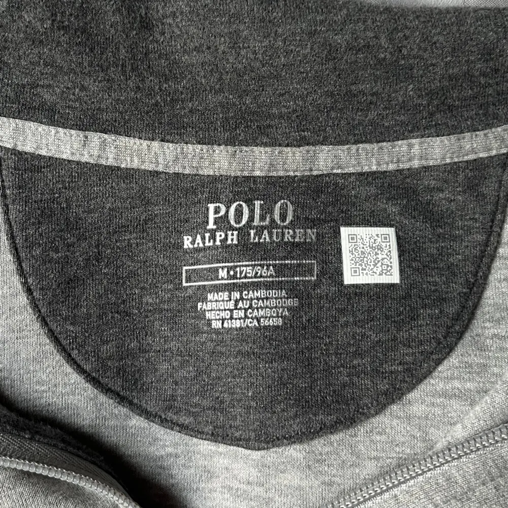 Tja! Säljer nu denna snygga ralph lauren half zip i storlek M. Den är väldigt sparsamt använd och är i väldigt fint skick. Självklart äkta och kan bevisas genom qr koden. Nypris ligger på 2095kr och har du några frågor är det bara att skriva✍️!. Tröjor & Koftor.