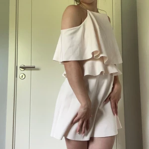 Klänning  - Klänning från ASOS perfekt till brölllop och firanden! Använd en gång!🥰