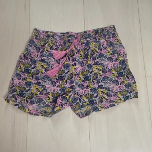 Lågmidjade shorts - Lågmidjade mönstrade shorts i från crocodlillo, 152 motsvarande xs eller t.om s. Bra skick super fina till sommaren