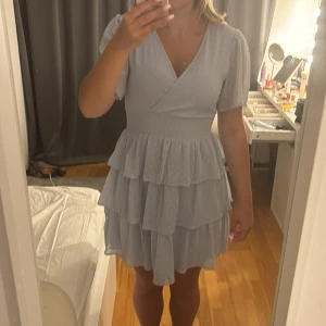 Sommarklänning  - Säljer en blå sommarklänning, klänningen har inte kommit till användning alls och är i bra Skick