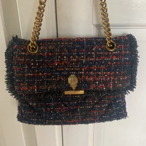 Kurt Geiger Väska - Säljer nu min jättefina väska då jag råka beställa fel, hör av er för fler bilder! Den är i väldigt bra skick! Storleken är 29x21!❤️👜Kostar som ny 4000!💕