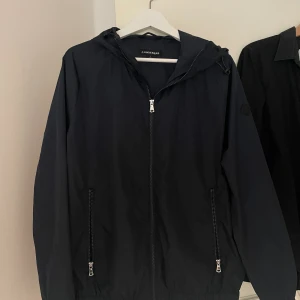 J Lindberg windbreaker  - Tja! Säljer nu denna feta j Lindberg windbreakern då den ej kommer till användning längre. 10/10 skick! Den har innerficka samt andra funktioner. Nypris: 3500kr Hör av er vid frågor! Kan gå ner i vid snabb affär.