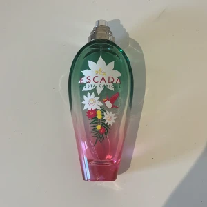 Escada parfym - Escada fiesta carioca parfym. Rensar mina parfymer då jag har för många och denna kommer tyvärr inte till användning. Det är 100ml men är kanske 20% kvar. Doftar jätte gott! Finnns inget lock till den. 