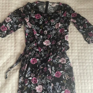 Jumpsuit - Jumpsuit från lindex. Sitter bra för längden 162 cm och neråt. Man kan knyta framför. Kortärmad. Priset kan diskuteras<3