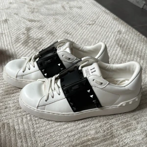 Valentino open skor - Säljer mina valentino skor pga att dom e försmå använt få gånger ich 3-4 gånger om ni vill ha kvitto skriv privat så finns det💕 och det är storlek 35.5