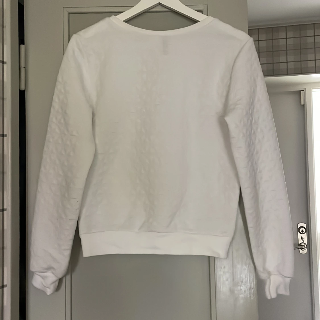 Vit collegetröja med detaljer - 90