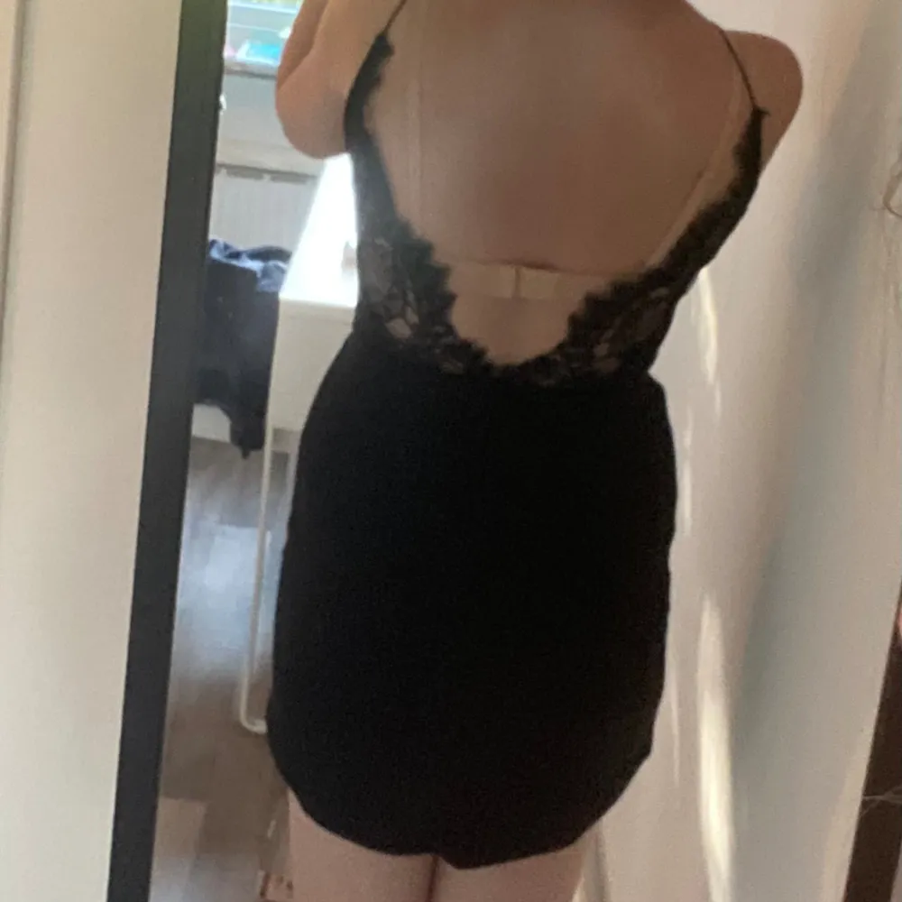 Bra fest klänning, öppen rygg med spets, bra skick . Mekot.