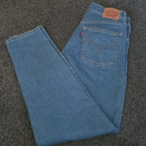 Jeans  - Mom jeans från Levi’s. Väldigt bra skick 