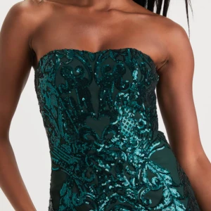 Lulu’s Strapless Balklänning  - Säljer min super fina balklänning från Lulus, köpt för 1000kr - säljs då den är är lite för stor på mig. Den har aldrig varit använd och har alla sina lappar. Priset kan diskuteras! 