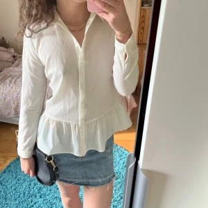 Vit spetsblus - Så fin vit blus/skjorta med spets i ryggen och volang nertill!💖🥰