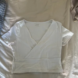 Vit Croptop  - Vit Croptop från Even&Odd Storlek M, passar även S Köptes för ca 70kr, säljer för 30kr