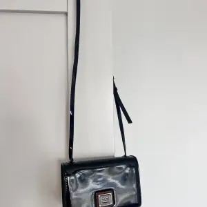 Liten svart lackväska från Acne Studios, rymmer en mobil, plånbok och nycklar.   Nypris ~2000kr, kvitto finns 