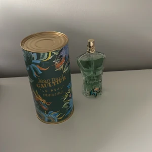 Jean Paul Gaultier Paradise Garden - Paradise Garden. Detta är en fin doft med gröna noter och mint tillsammans med en god cokos not, perfekt passat för det varmare vädret. Den ger en Tropisk känsla. Priset kan diskuteras.