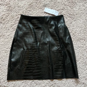 Skinnkjol  - Skinnkjol i läder imitation från gina tricot helt oanvänd nypris 299