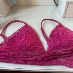 Rosa Spets Bh  - Rosa Spets Bh från primark Har dessvärre klippt av lappen men skulle säga att den passar storlek S/M, 70-80B Säljer för 20kr exklusive frakt