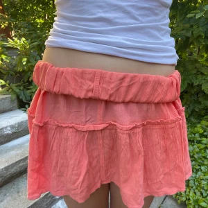 Kjol - Svin snygg orange kjol, aldrig använd därav bra skick! Har vikt upp den p å de första bilderna men på sista ner ni den ner vikt. Väldigt söt till sommaren😍
