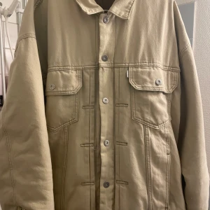 Levis reversible jacka - XL, köpt i år så väldigt fint skick, reversible