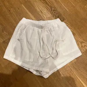 Vita, fina shorts som har tyget som linne byxor💗