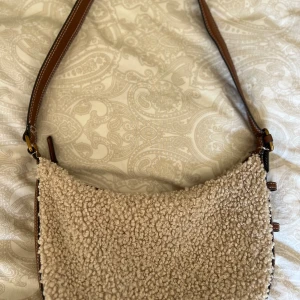 Zara väska - Fin väska från zara, den är använd men i väldigt fint skick! Tycker den är så fin nu till sommaren och materialet är i bomull🙏🏼🤗Säljer då det inte är min stil längre.